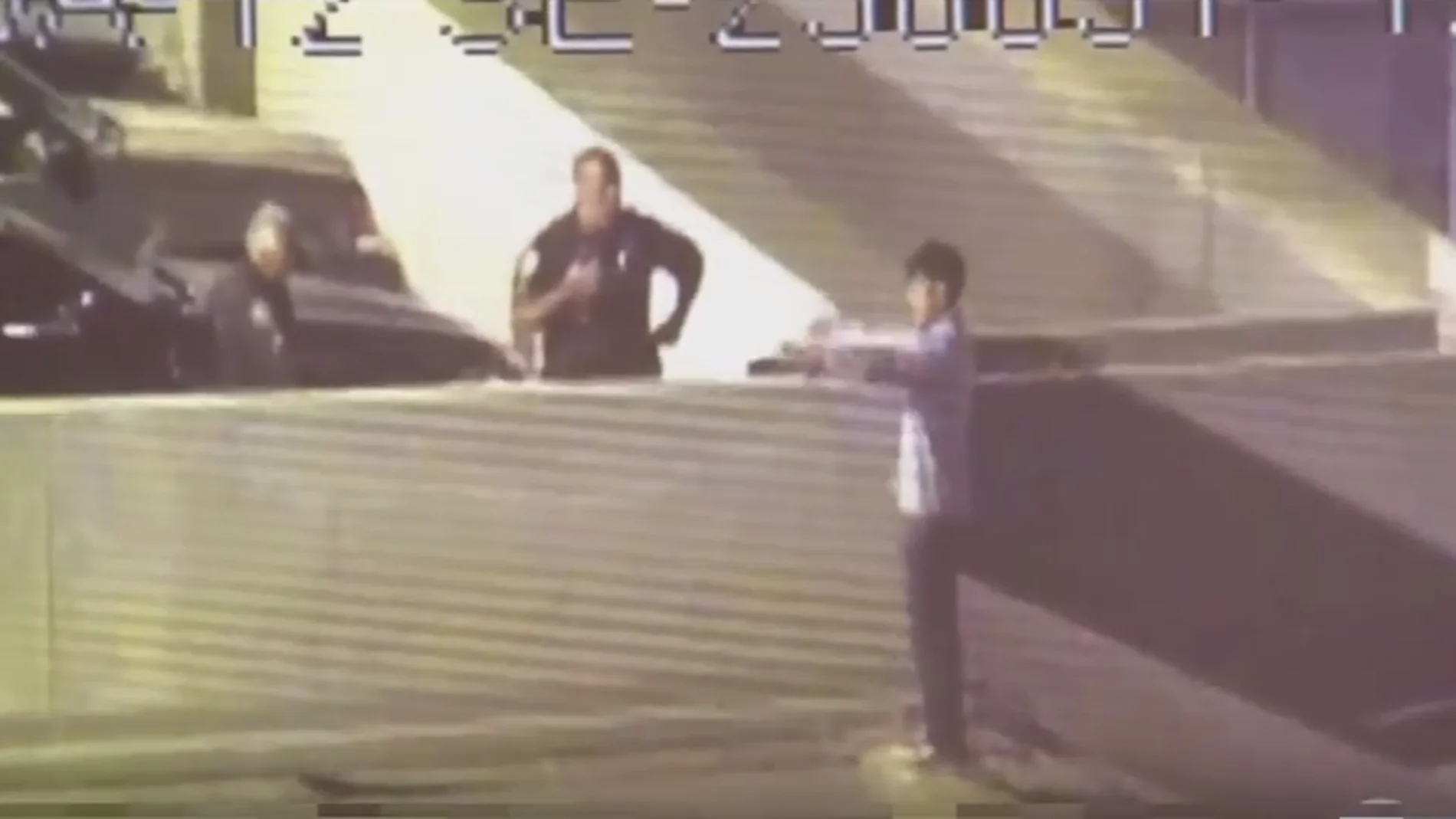 Policías evitan el suicidio de un hombre Policías evitan el suicidio de un hombre