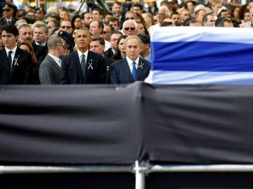 El presidente estadounidense, Bill Clinton (3-i), y el primer ministro israelí, Benjamín Netanyahu (4-i), durante el funeral de estado por el expresidente israelí y premio Nobel de la Paz, Simón Peres, en el cementerio del Monte Herzl, en Jerusalén, Israel