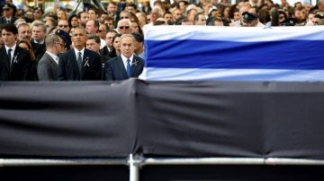 El presidente estadounidense, Bill Clinton (3-i), y el primer ministro israelí, Benjamín Netanyahu (4-i), durante el funeral de estado por el expresidente israelí y premio Nobel de la Paz, Simón Peres, en el cementerio del Monte Herzl, en Jerusalén, Israel