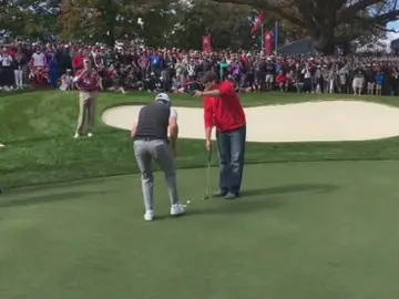 Justin Rose retando a un aficionado en la Ryder y perdiendo una apuesta. Justin Rose retando a un aficionado en la Ryder y perdiendo una apuesta.