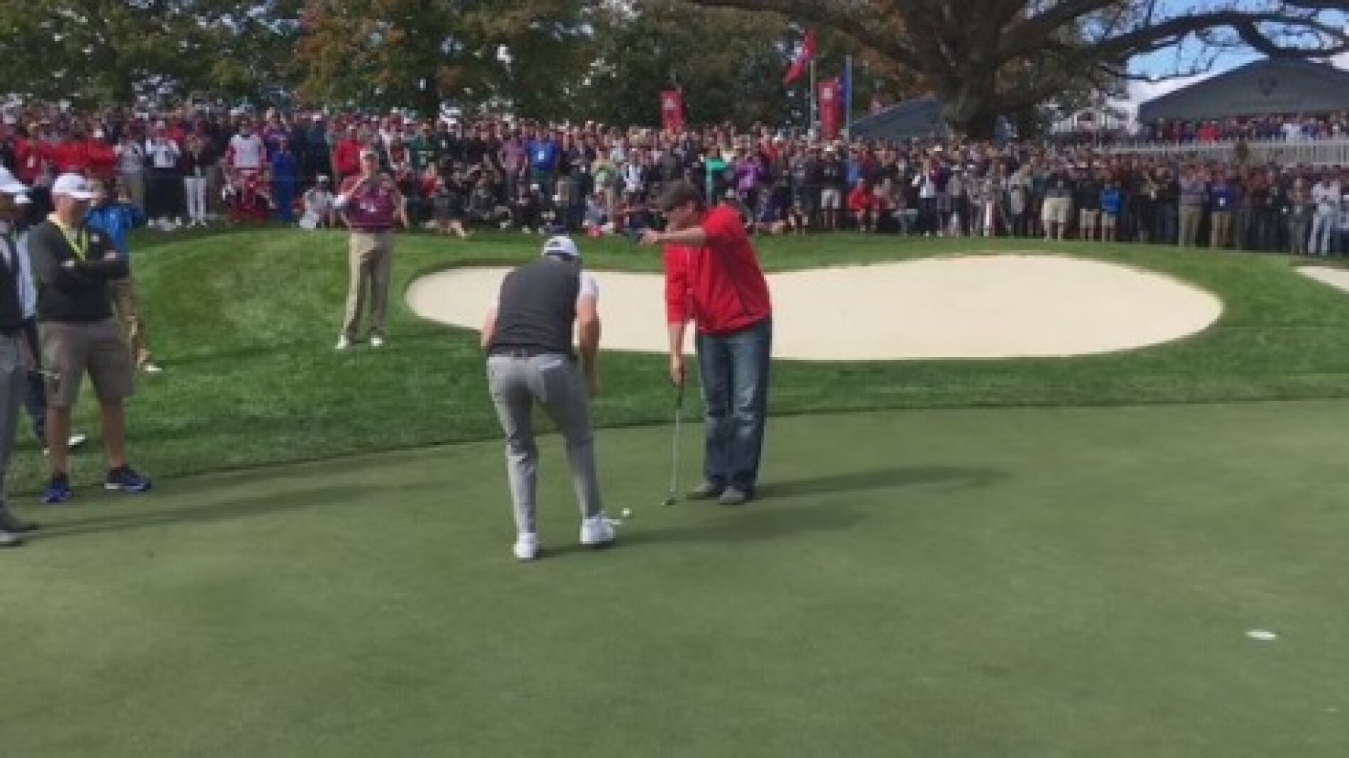 Justin Rose retando a un aficionado en la Ryder y perdiendo una apuesta.