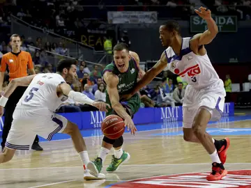 Nedovic trata de superar la defensa de Rudy Fernández y Randolph Nedovic trata de superar la defensa de Rudy Fernández y Randolph