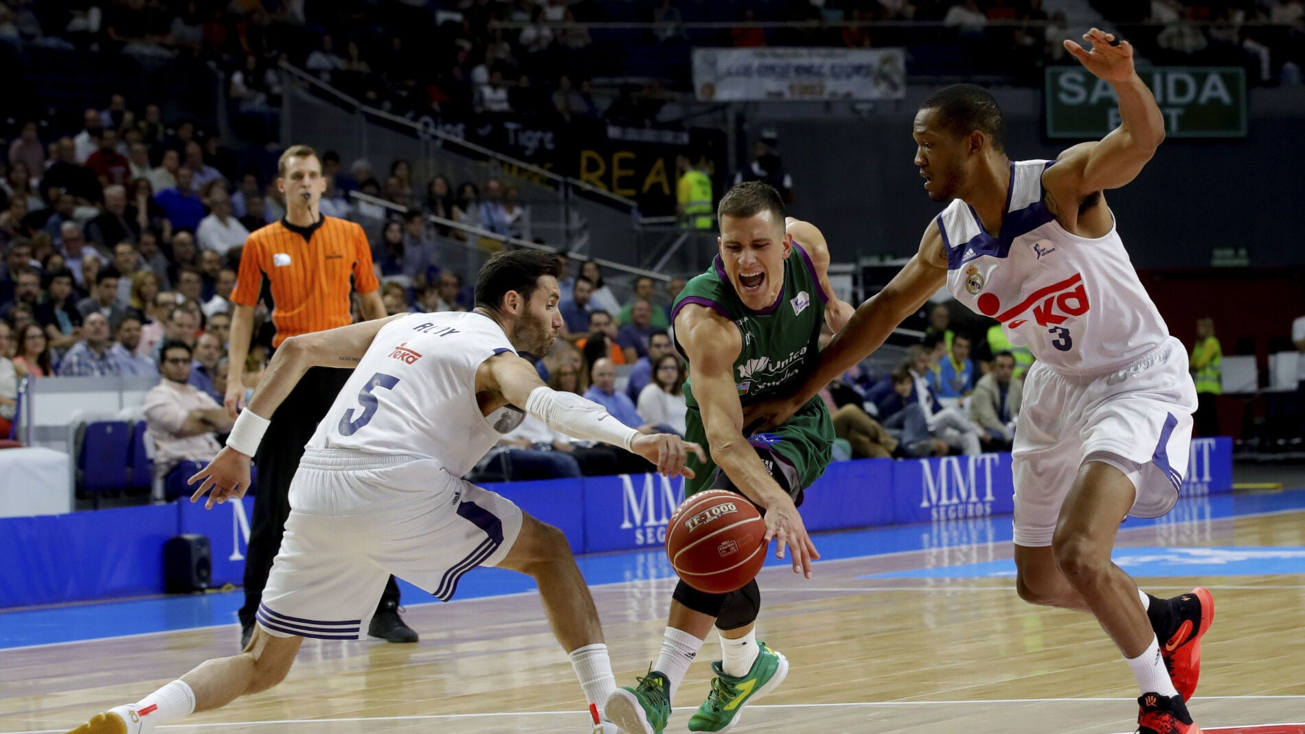 Nedovic trata de superar la defensa de Rudy Fern&aacute;ndez y Randolph