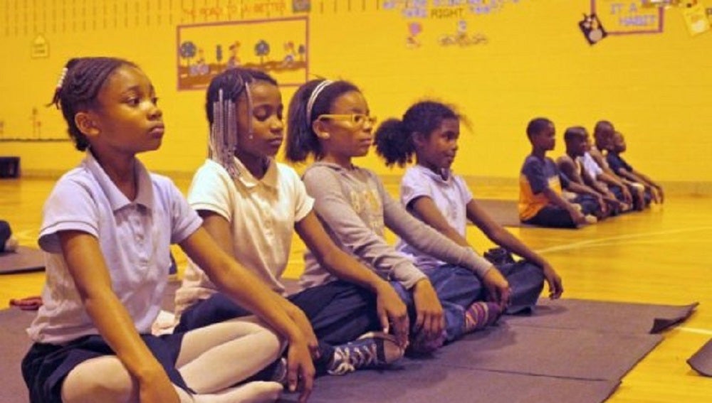 Niños del colegio de Baltimore asistiendo a clases de meditación