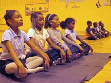 Niños del colegio de Baltimore asistiendo a clases de meditación