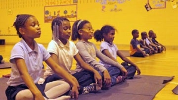 Niños del colegio de Baltimore asistiendo a clases de meditación