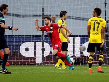 Admir Mehmedi celebra un gol ante el Borussia Dortmund
