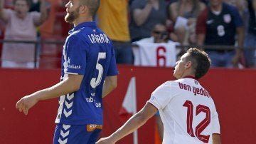 Wissam Ben Yedder celebra su primer gol ante el Alavés