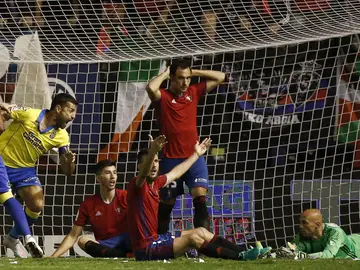 David García celebra el empate ante la desesperación de los jugadores de Osasuna David García celebra el empate ante la desesperación de los jugadores de Osasuna