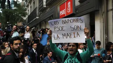 Un militante protesta a las puertas de Ferraz Un militante protesta a las puertas de Ferraz