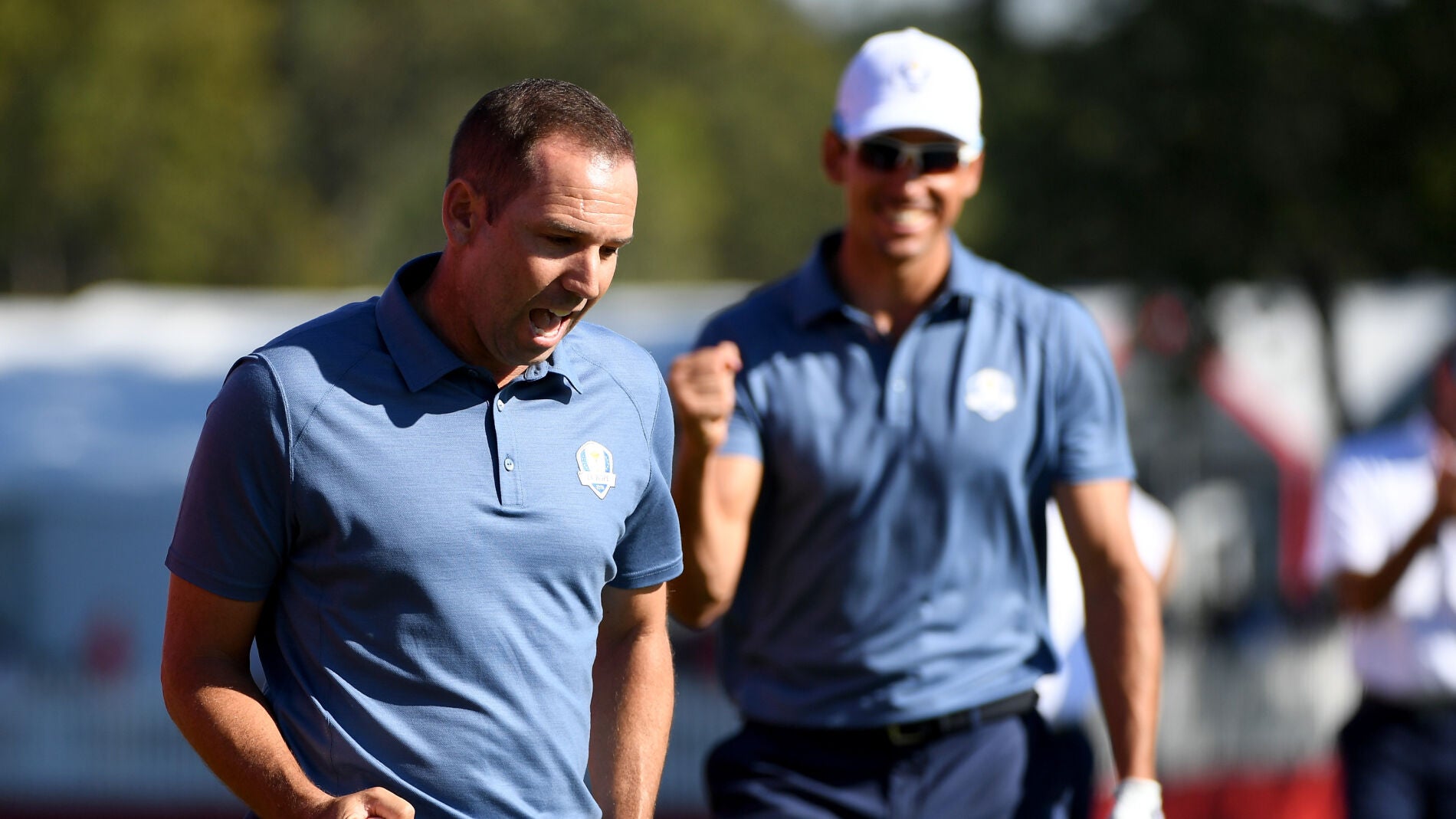 Sergio Garc&iacute;a celebra un golpe junto a Rafa Cabrera Bello
