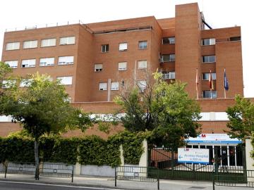 Fachada del Hospital La Paz-Carlos III de Madrid donde permaneció hospitalizada la enfermera que atendió al varón de 62 años fallecido 