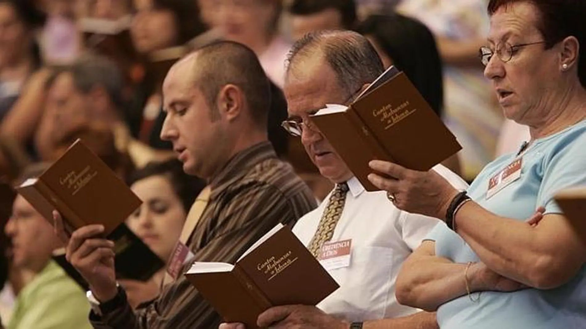 Testigos de Jehová en una de sus asambleas Testigos de Jehová en una de sus asambleas