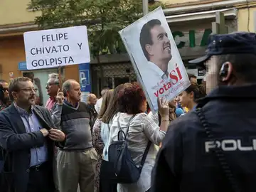 Dos simpatizantes muestran sendas pancartas a las puertas de la sede del PSOE Dos simpatizantes muestran sendas pancartas a las puertas de la sede del PSOE