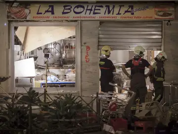 Bomberos inspeccionan el lugar de la deflagración Bomberos inspeccionan el lugar de la deflagración