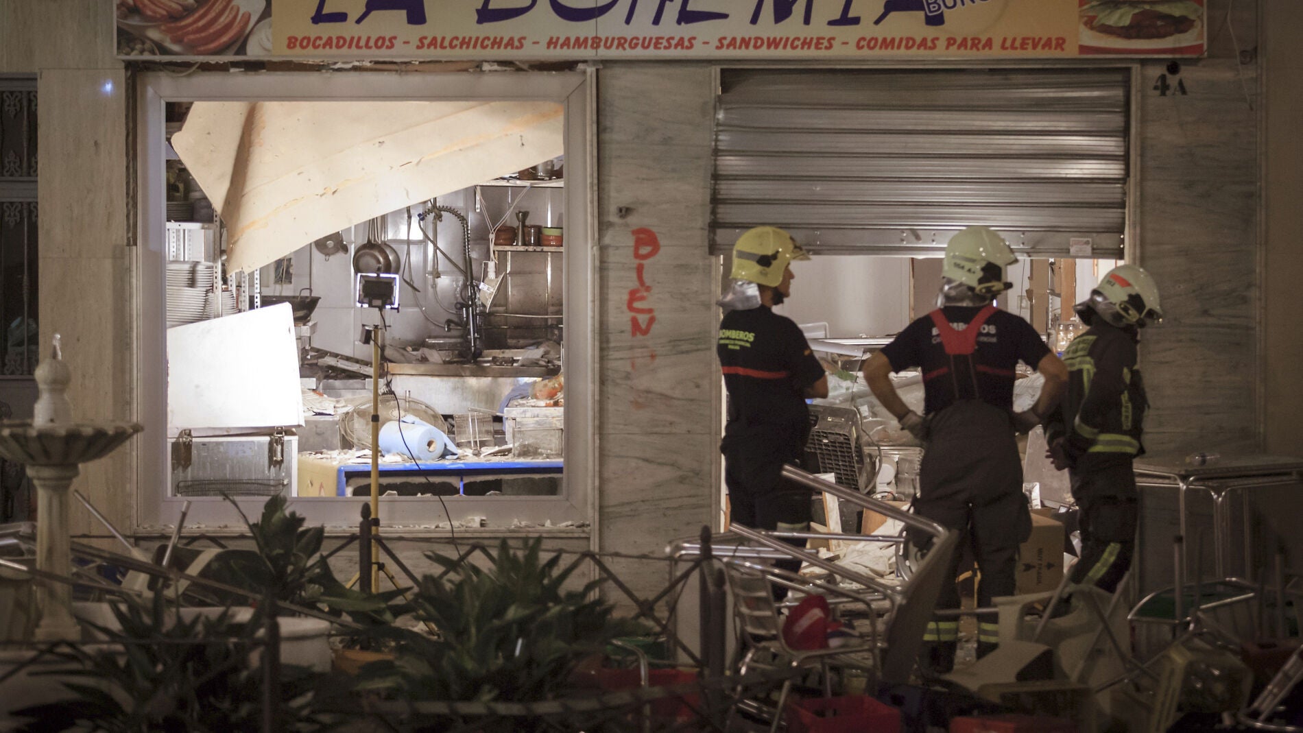 Bomberos inspeccionan el lugar de la deflagraci&oacute;n