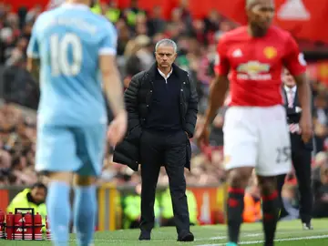 Mourinho observa el partido desde la banda de Old Trafford Mourinho observa el partido desde la banda de Old Trafford