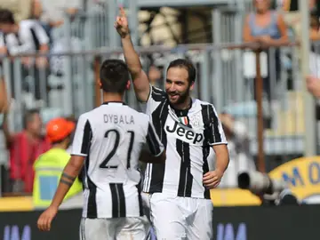 Higuaín y Dybala celebran un gol ante el Empoli Higuaín y Dybala celebran un gol ante el Empoli