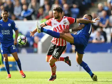 Austin puja con Simpson ante la mirada de Mahrez Austin puja con Simpson ante la mirada de Mahrez