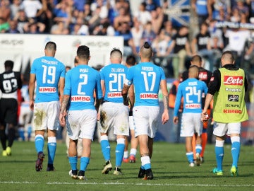 Los jugadores del Nápoles se marchan cabizbajos tras perder ante el Atalanta