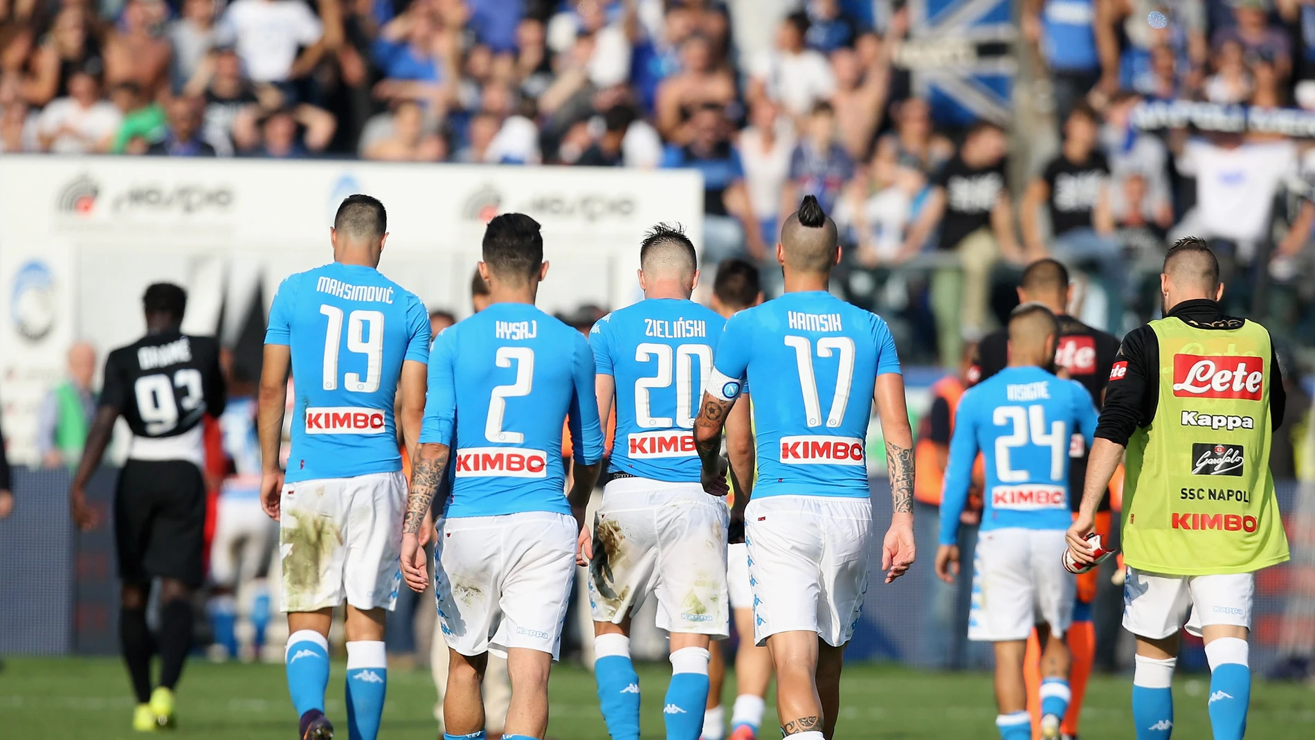 Los jugadores del Nápoles se marchan cabizbajos tras perder ante el Atalanta Los jugadores del Nápoles se marchan cabizbajos tras perder ante el Atalanta