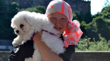 Katelyn con su perro se cubre la cabeza con un pañuelo