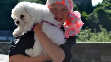 Katelyn con su perro se cubre la cabeza con un pañuelo Katelyn con su perro se cubre la cabeza con un pañuelo