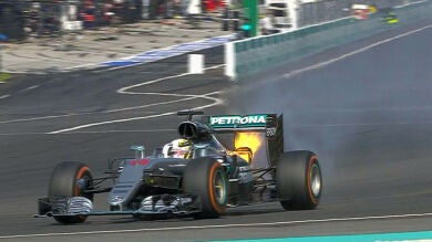 Hamilton rompe el motor Mercedes y abandona en Malasia a falta de 15 vueltas
