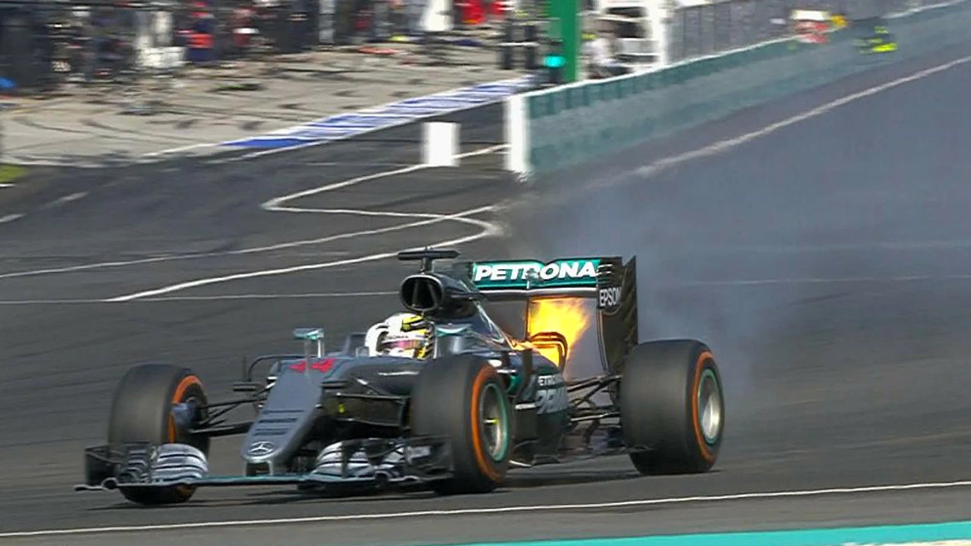 El Mercedes de Hamilton echa fuego tras romper motor
