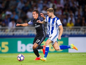 Íñigo Martínez disputando el balón con Lucas Vázquez en un partido de Liga