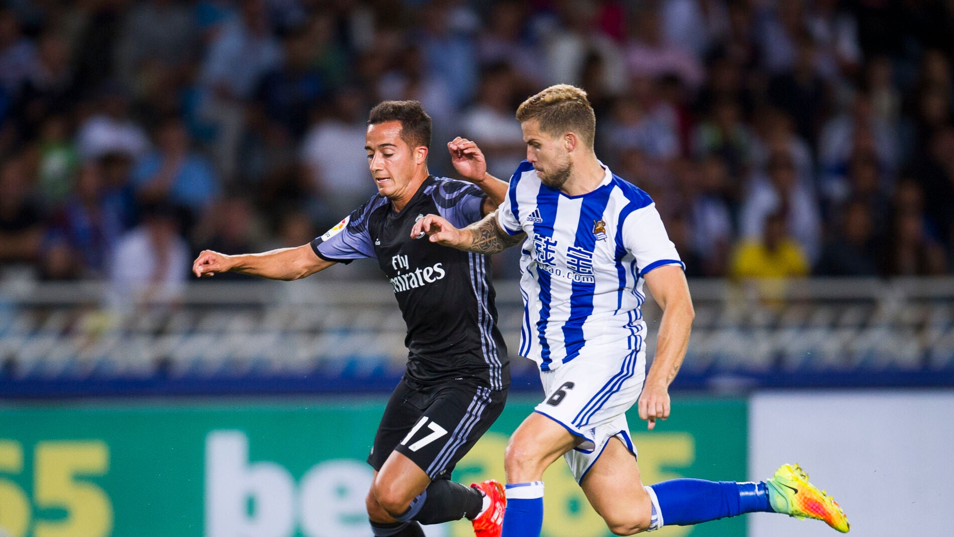 &Iacute;&ntilde;igo Mart&iacute;nez disputando el bal&oacute;n con Lucas V&aacute;zquez en un partido de Liga