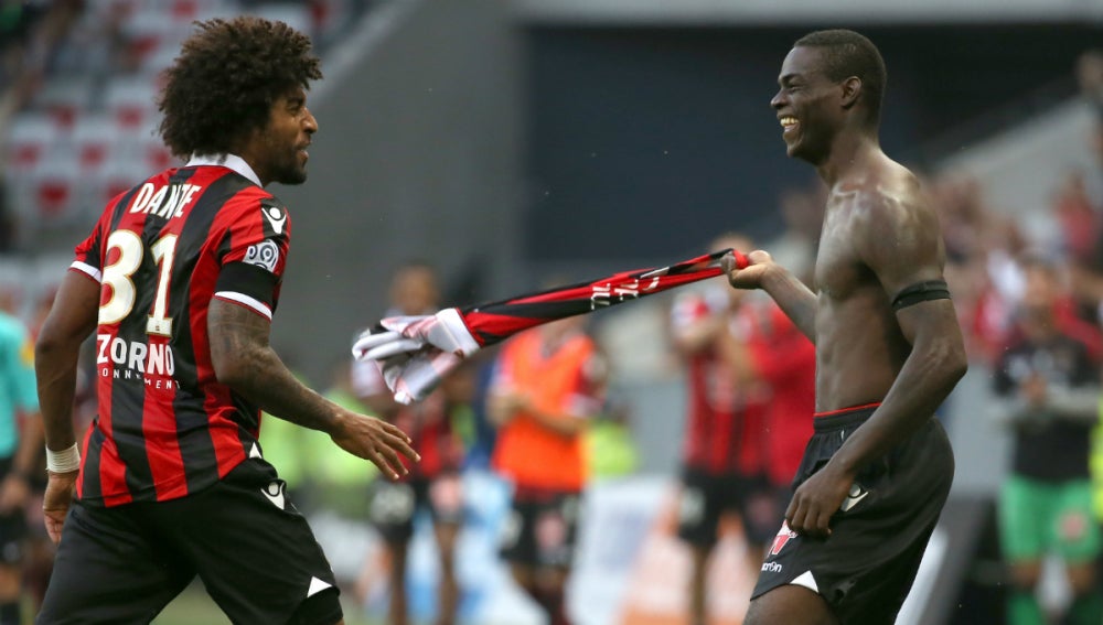 Balotelli celebra un gol quitándose la camiseta