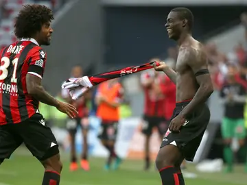 Balotelli celebra un gol quitándose la camiseta Balotelli celebra un gol quitándose la camiseta