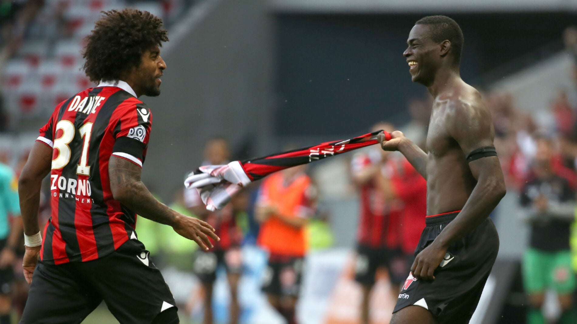 Balotelli celebra un gol quit&aacute;ndose la camiseta