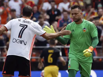 Diego Alves es felicitado tras parar un penalti a Griezmann Diego Alves es felicitado tras parar un penalti a Griezmann