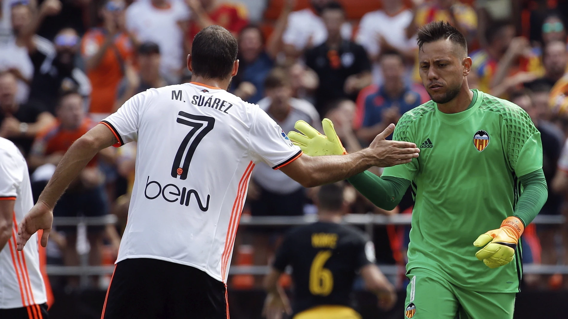 Diego Alves es felicitado tras parar un penalti a Griezmann Diego Alves es felicitado tras parar un penalti a Griezmann