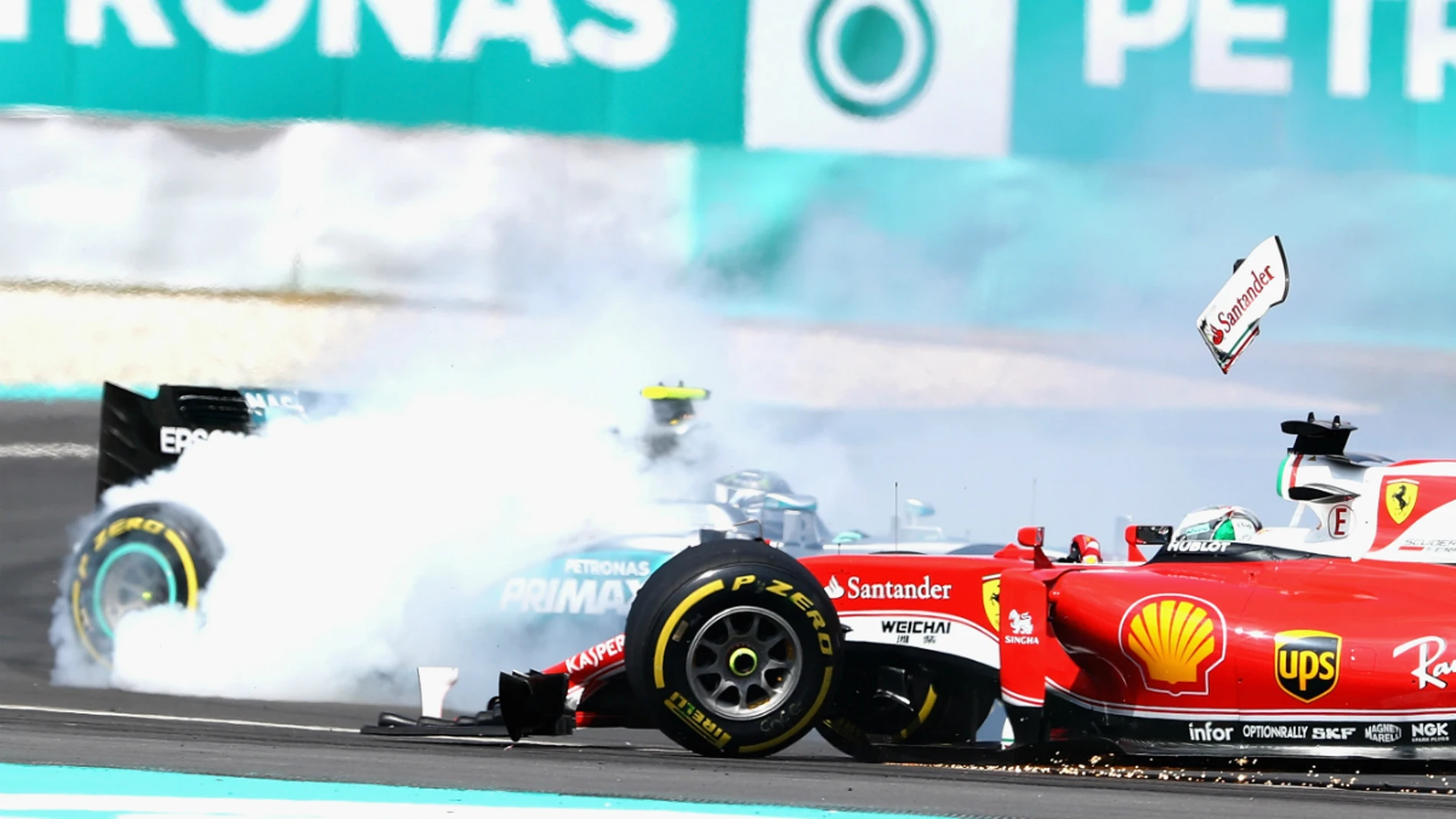 Toque entre Vettel y Rosberg en Malasia