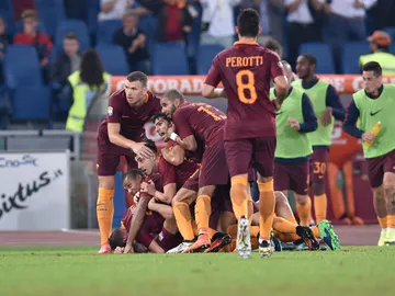 Los jugadores de la Roma, celebrando el gol que les dio la victoria ante el Inter Los jugadores de la Roma, celebrando el gol que les dio la victoria ante el Inter