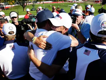 Davis Love III, capitán de EEUU, celebra con Jordan Spieth el triunfo Davis Love III, capitán de EEUU, celebra con Jordan Spieth el triunfo