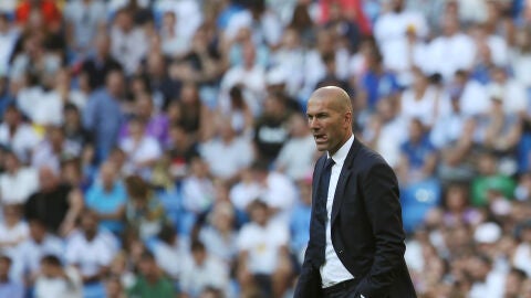 Zidane, en la banda del Bernab&eacute;u
