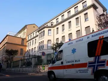 Ambulancia junto al edificio Ambulancia junto al edificio