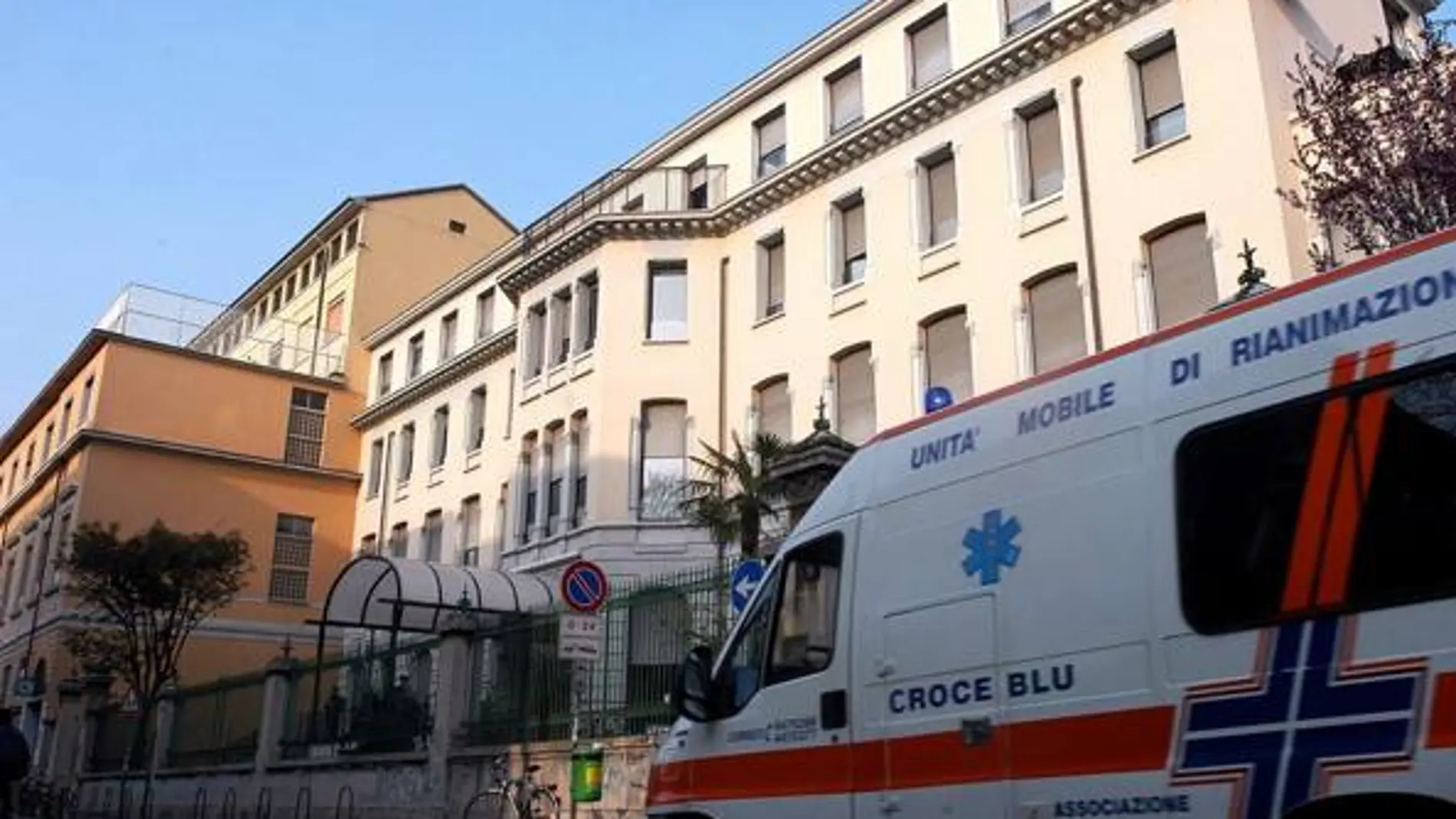 Ambulancia junto al edificio Ambulancia junto al edificio