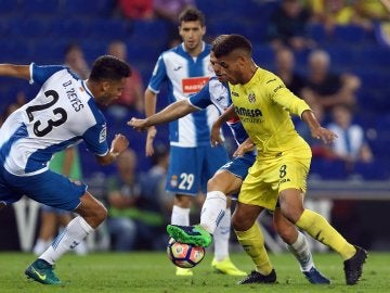 Jonathan Dos Santos disputa un balón con Diego Reyes y Víctor Sánchez