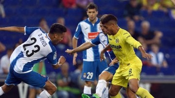 Jonathan Dos Santos disputa un balón con Diego Reyes y Víctor Sánchez