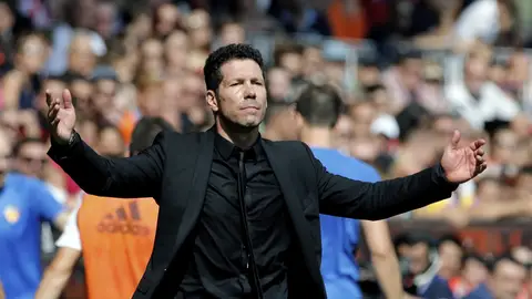 Simeone protesta una acción en la banda de Mestalla Simeone protesta una acción en la banda de Mestalla