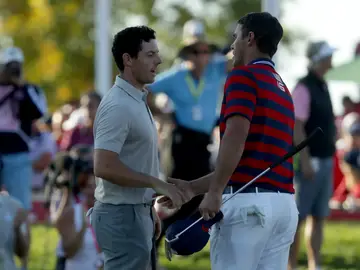 Rory McIlroy saluda a Brooks Koepka Rory McIlroy saluda a Brooks Koepka