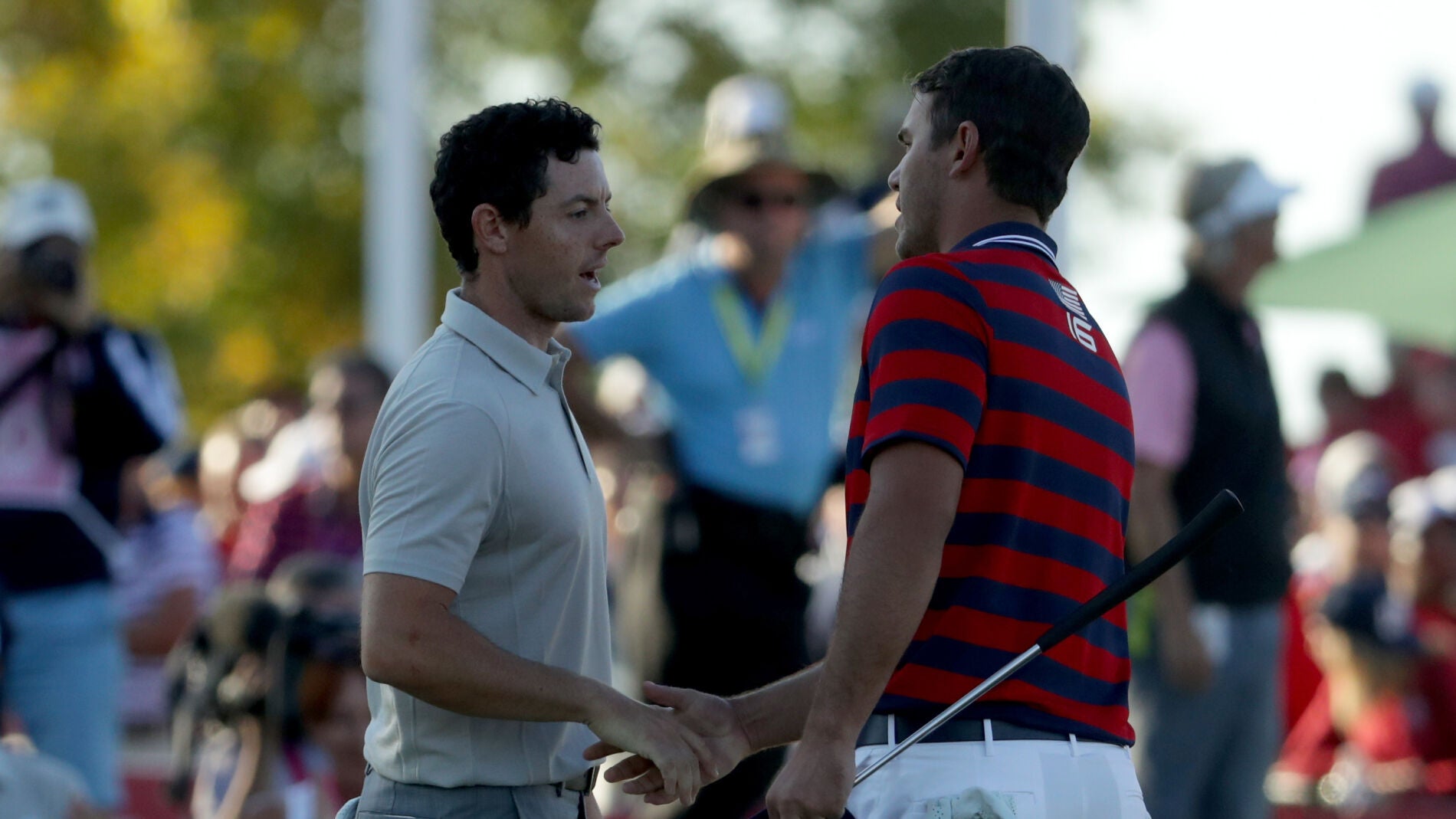 Rory McIlroy saluda a Brooks Koepka