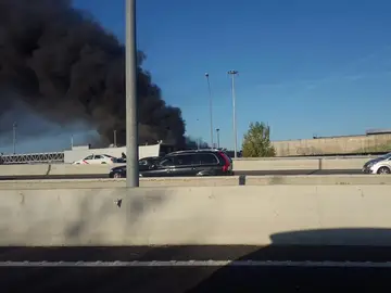 Columna de humo del incendio en una de las naves de la EMT en Sanchinarro. Columna de humo del incendio en una de las naves de la EMT en Sanchinarro.
