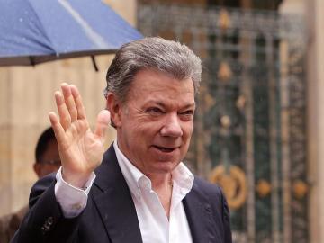 El presidente de Colombia Juan Manuel Santos saluda antes de votar en Bogotá