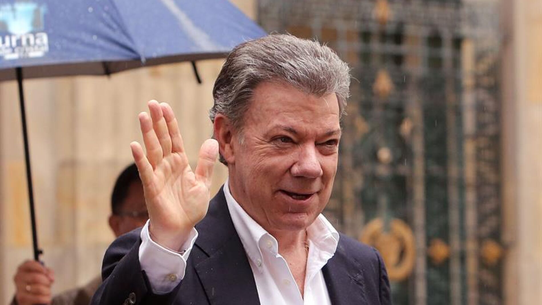 El presidente de Colombia Juan Manuel Santos saluda antes de votar en Bogot&aacute;